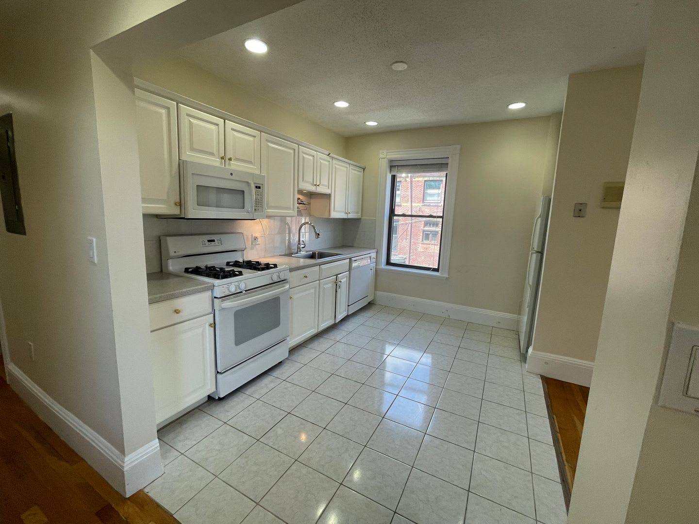 Charming 3 Bedroom-No Broker Fee – photo 4