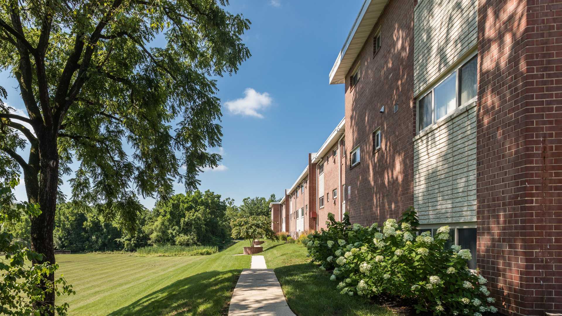 Barclay Square Apartments – photo 1