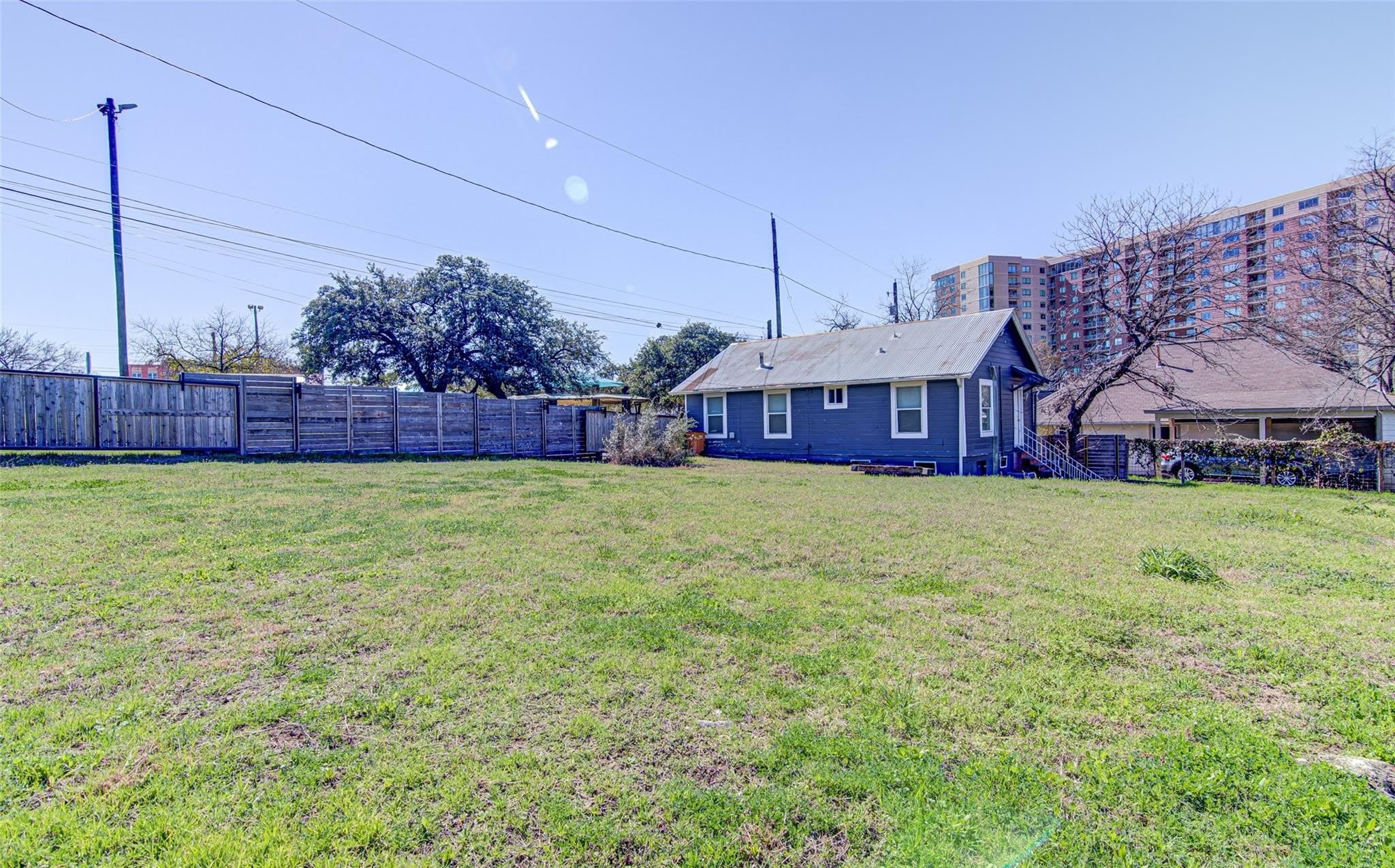 912 Catalpa St – photo 2