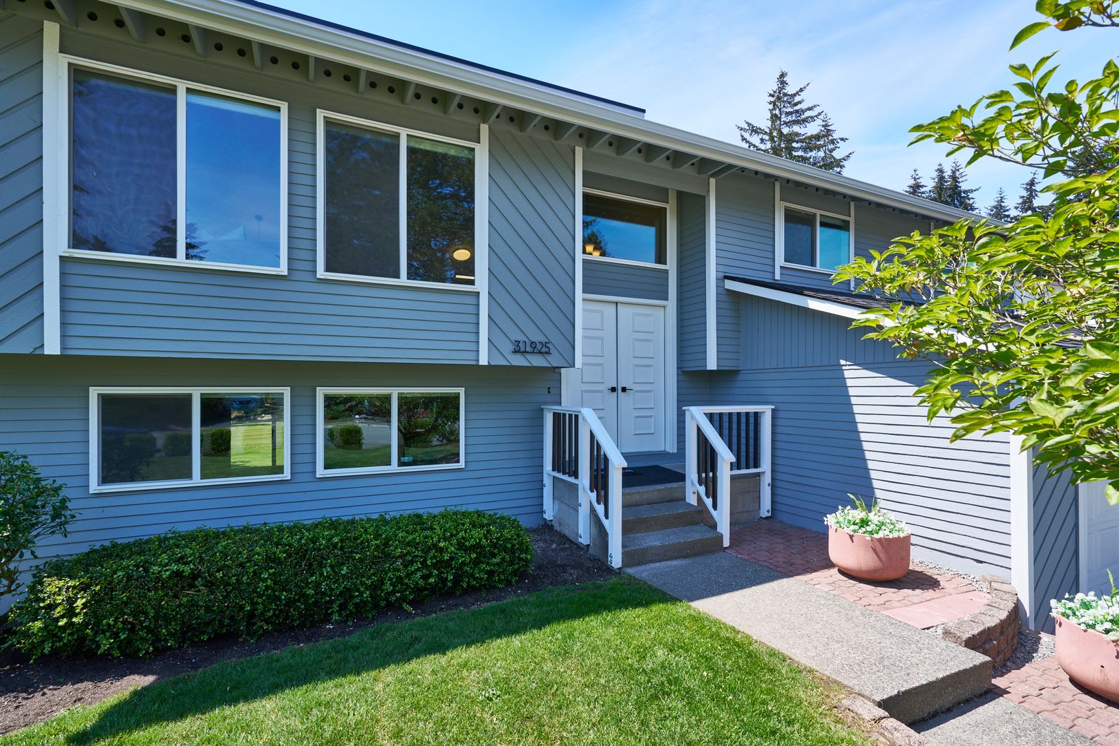 Recently Renovated 4BR/3BA Home Backing the Golf Course – Federal Way – photo 2