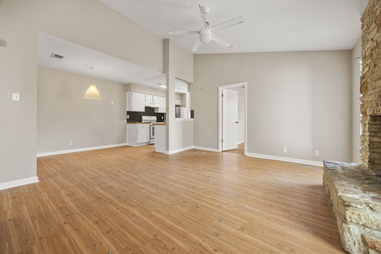 Beautifully Updated 3-Bedroom Home with No Carpet & Private Fenced Yard in Round Rock – photo 5