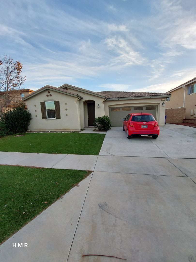 Beautiful 3 Bedroom 2 Bath Single Story Home – photo 1