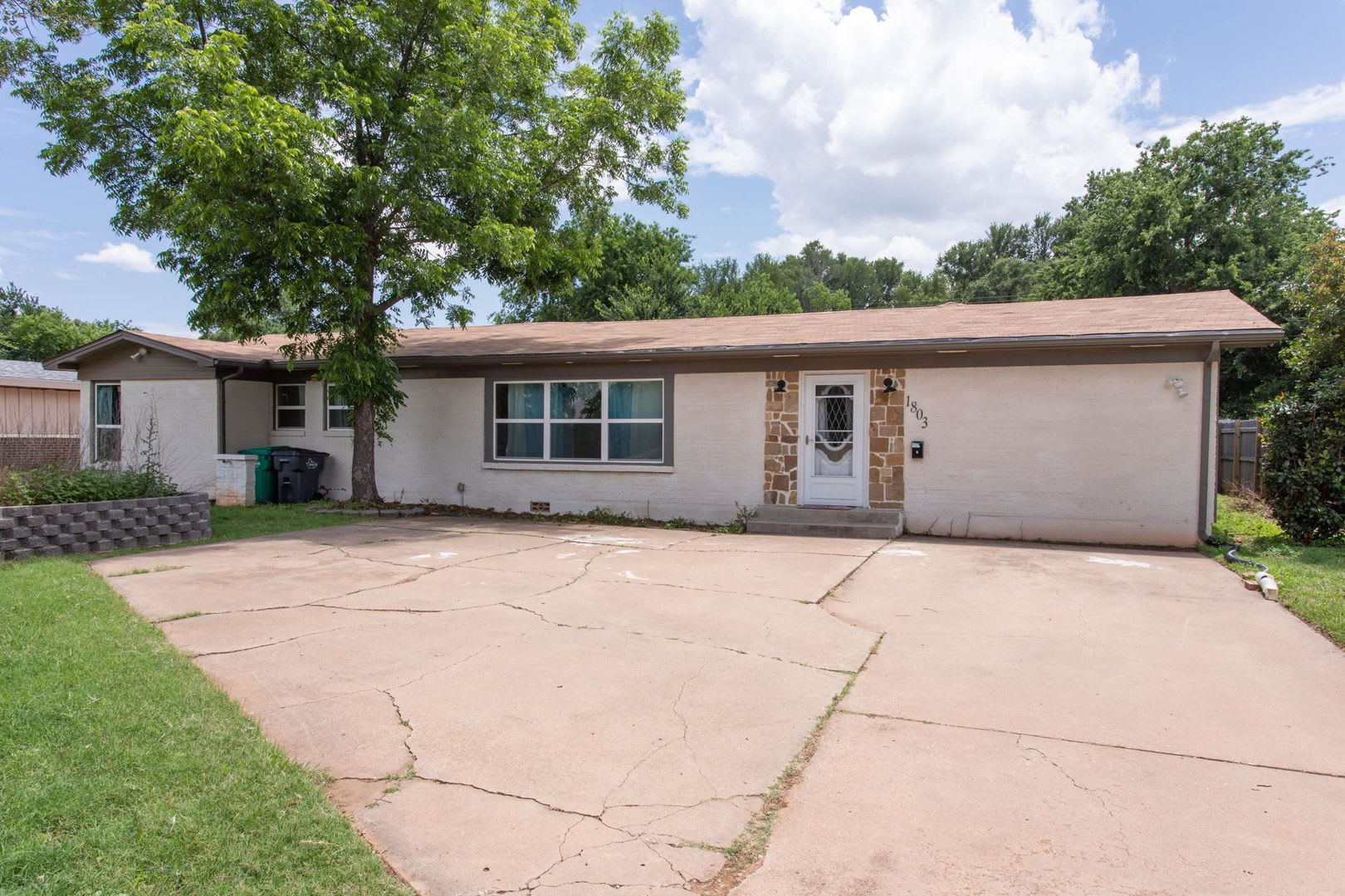 Updated 3BR/3BA, 2,300+ sq ft home!! – photo 1