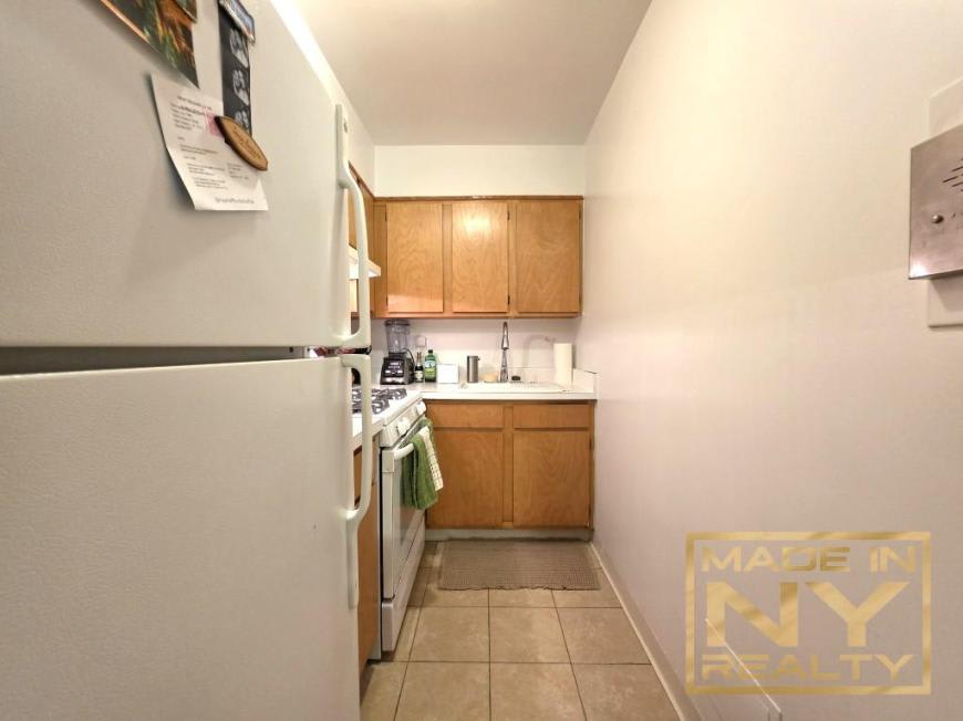 327 West 30th St – photo 3