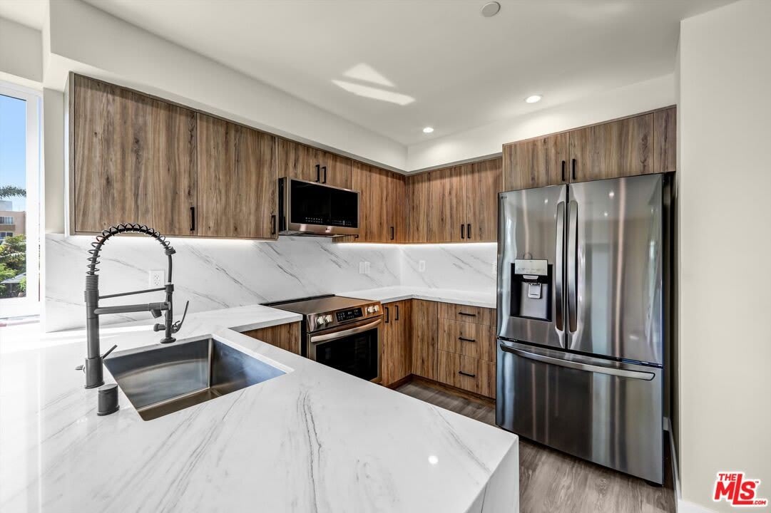 1305 N Sycamore Ave – photo 2