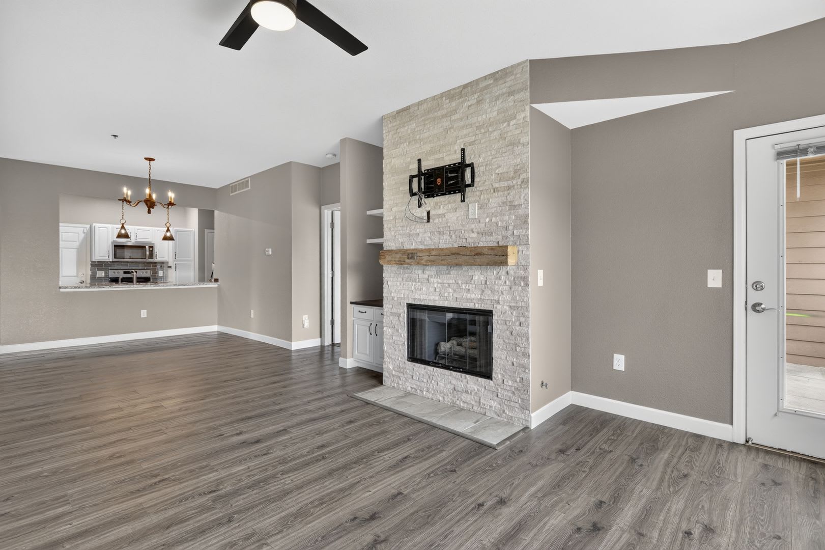 Updated 3BD/3BA Townhome: Quartz Counters, Full Basement Suite/Home Theater, Central A/C – photo 5