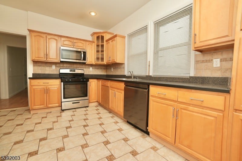 466 Cortlandt St 2nd Floor – photo 2