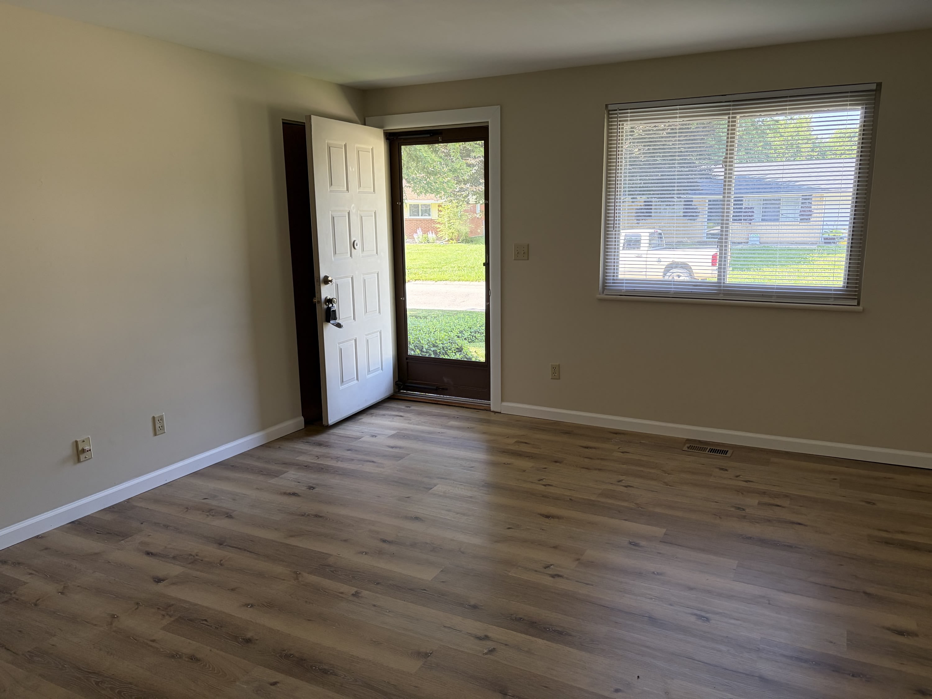 6537 Highbury Road – photo 4