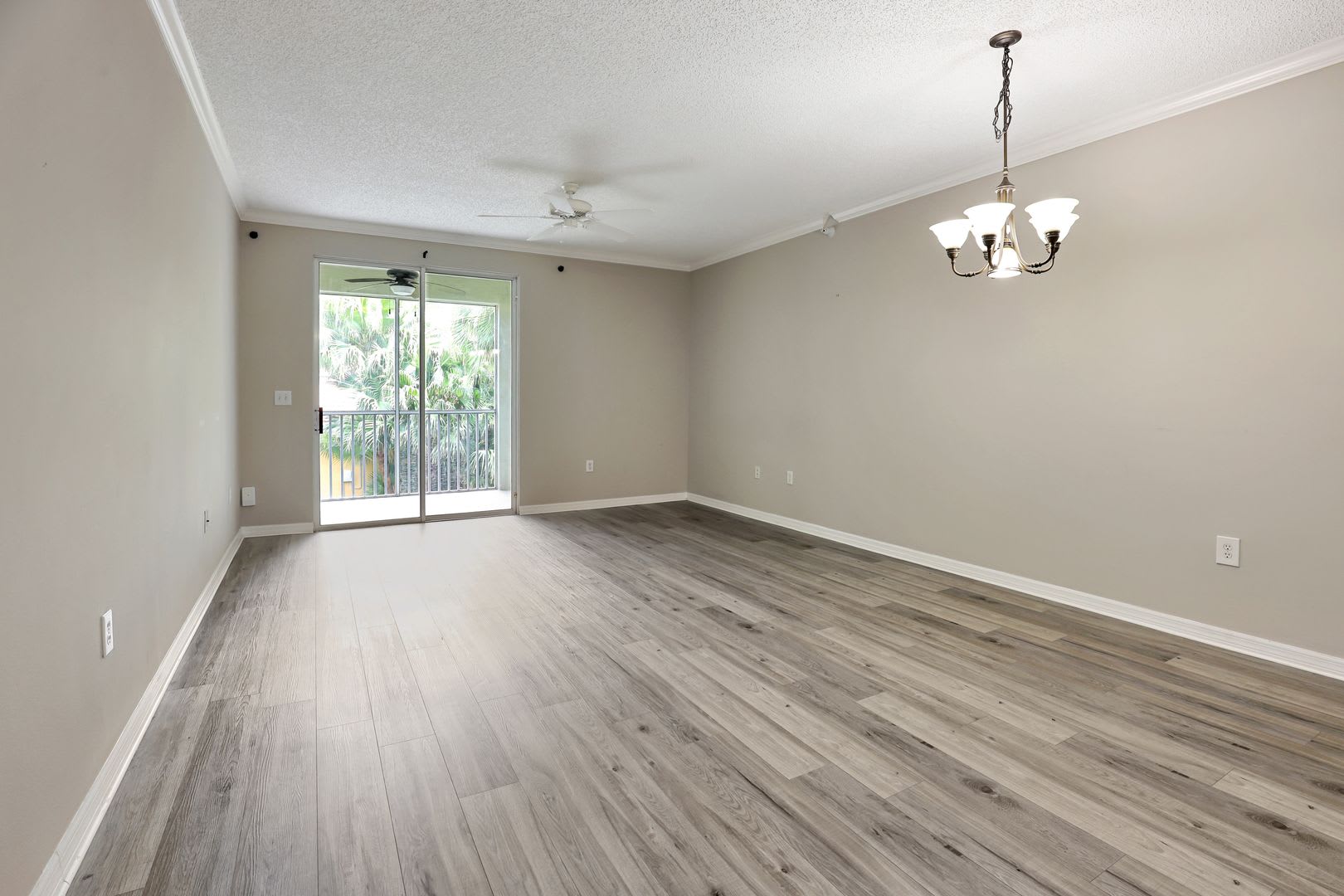 3bd/3bth In Las Palmas, Near UTC w/ Garage – photo 5