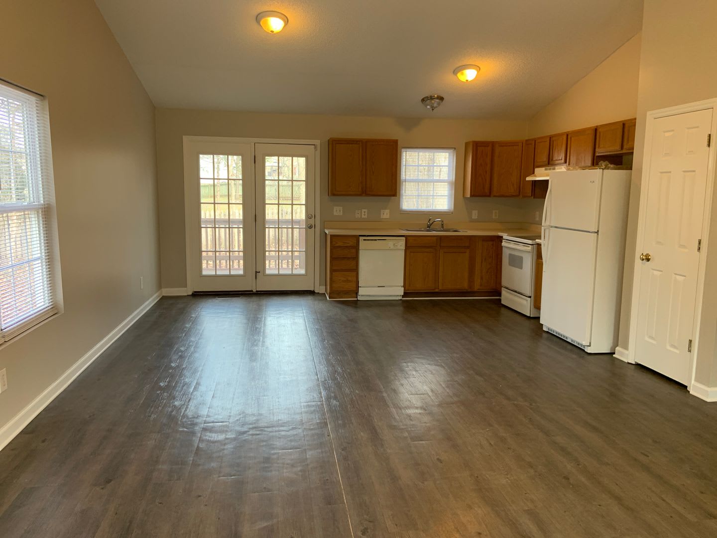 Spacious 3 Bedroom Home With Wooded Privacy – photo 3