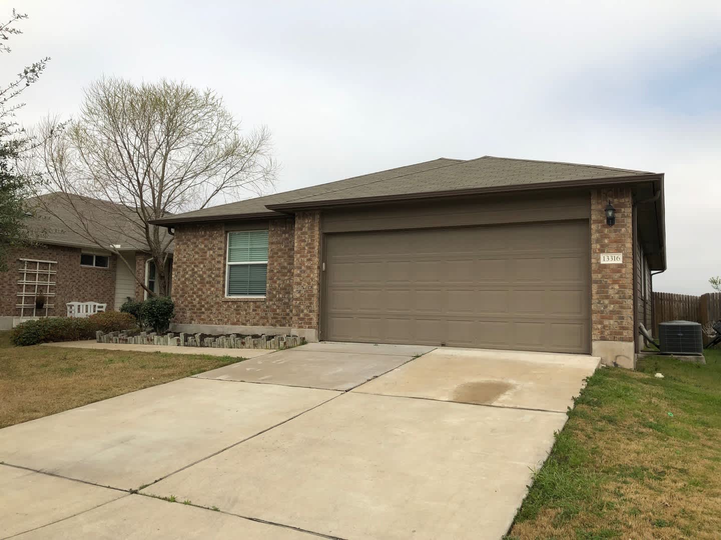 4 Bedroom Charm In Manor – photo 2