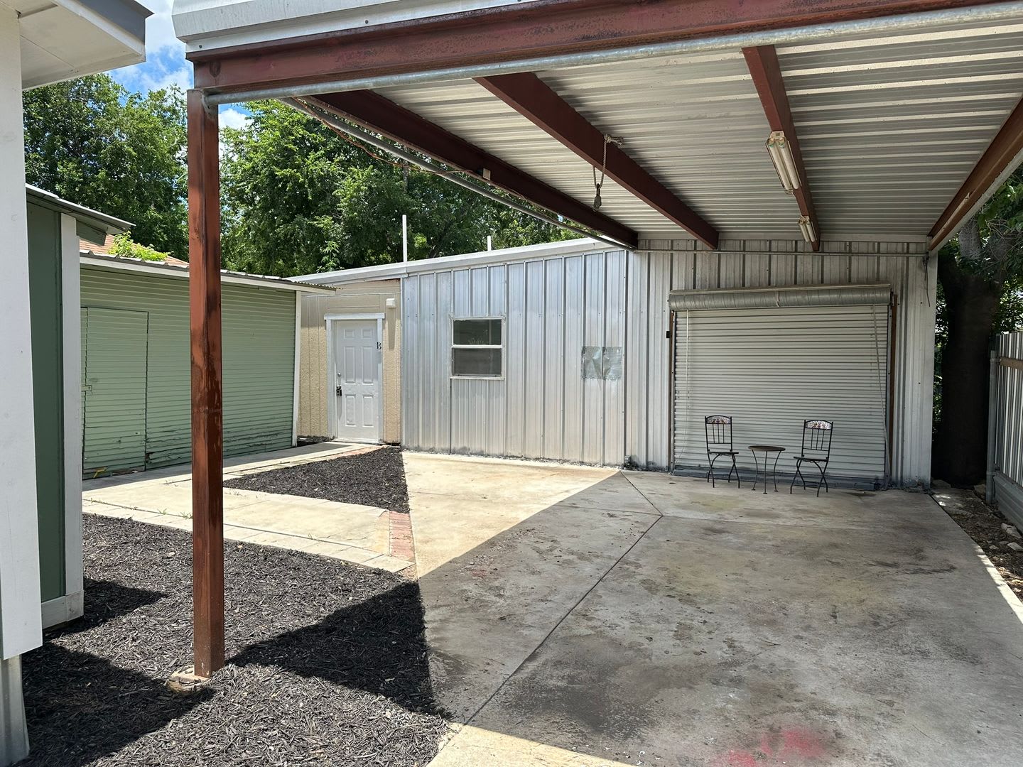 2-Bedroom, Great Location, Off street parking! – photo 2
