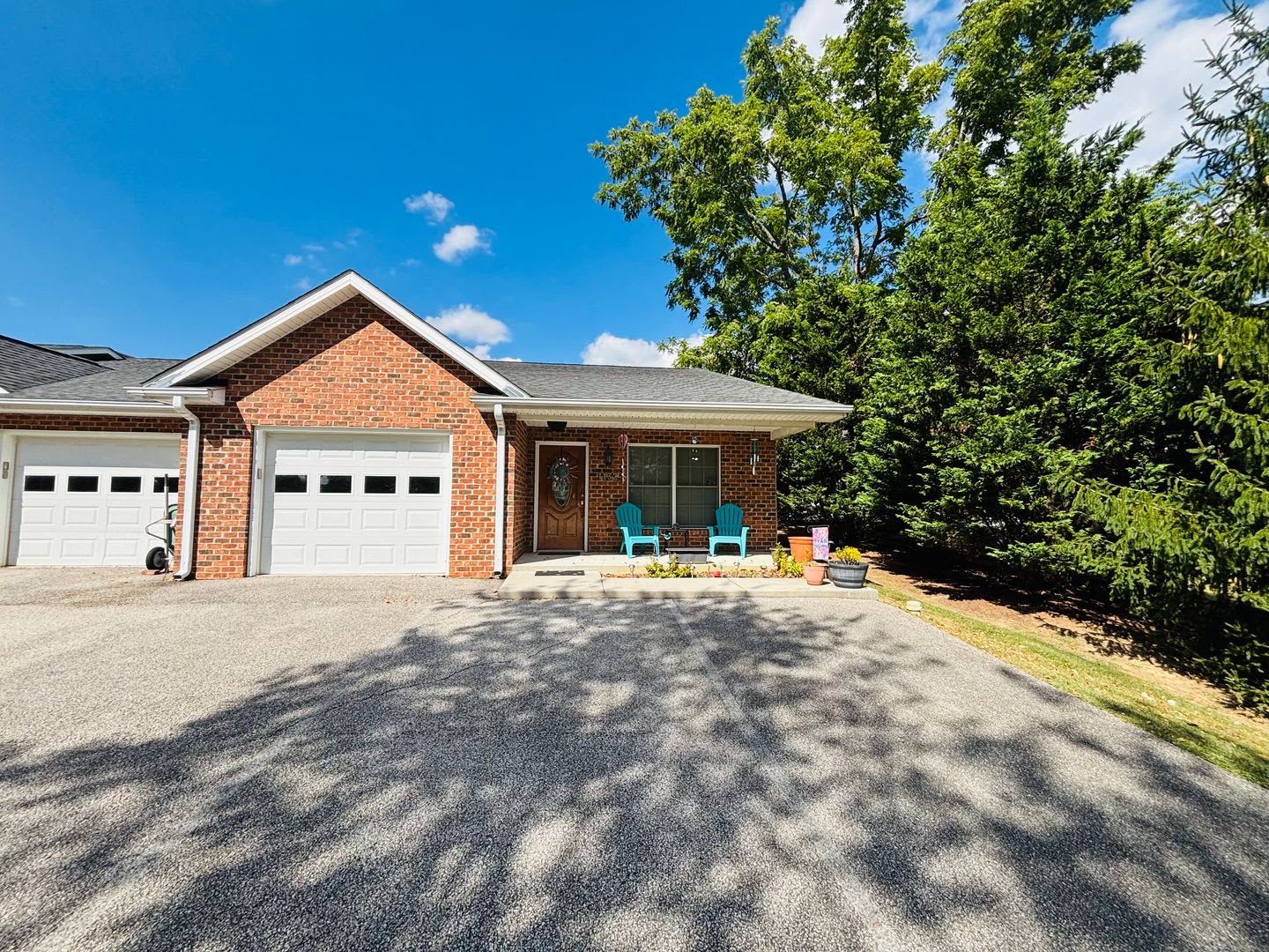 3 Bedroom, 2 Bath Townhouse – photo 1