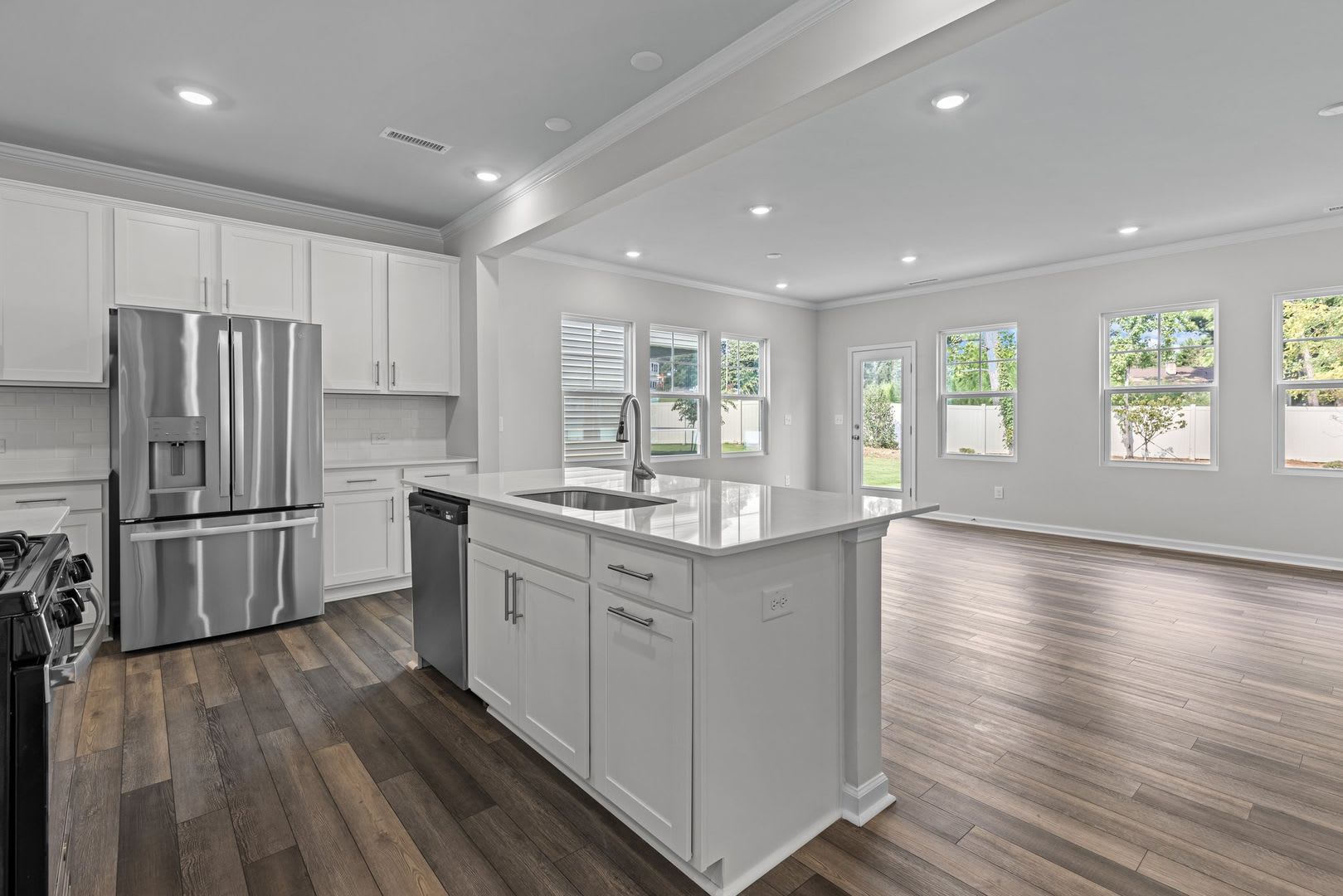 Gorgeous New Construction 3 Bed 2 Car Garage Premium Finishes Ss Appliances Gas Range Free Fiber Internet Pet Friendly – photo 4
