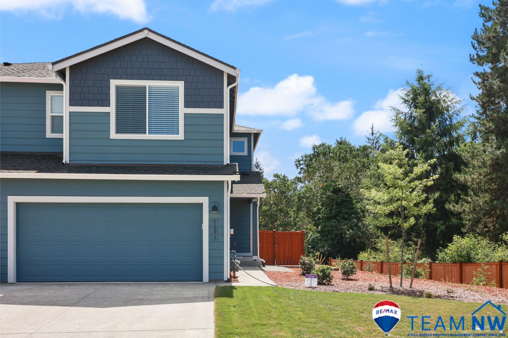 A/C home just like new! 2 story, end unit with Long Lake access! – photo 1