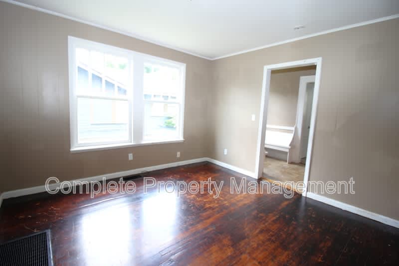 8211 Rugby Avenue – photo 4