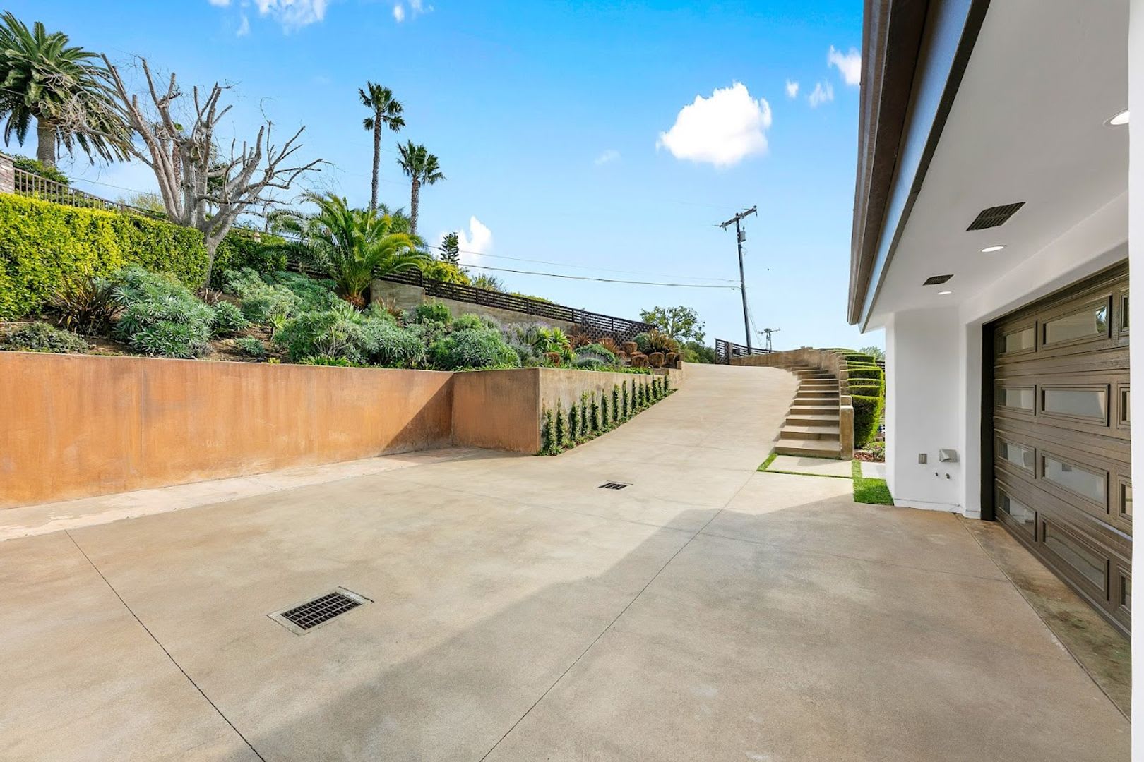 4 Bed, 5 bath home with stunning ocean views located in Malibu hills – photo 5