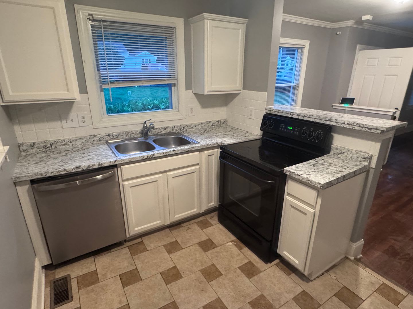 Charming Home, open floor plan close to Charlotte, shopping, airport – photo 3