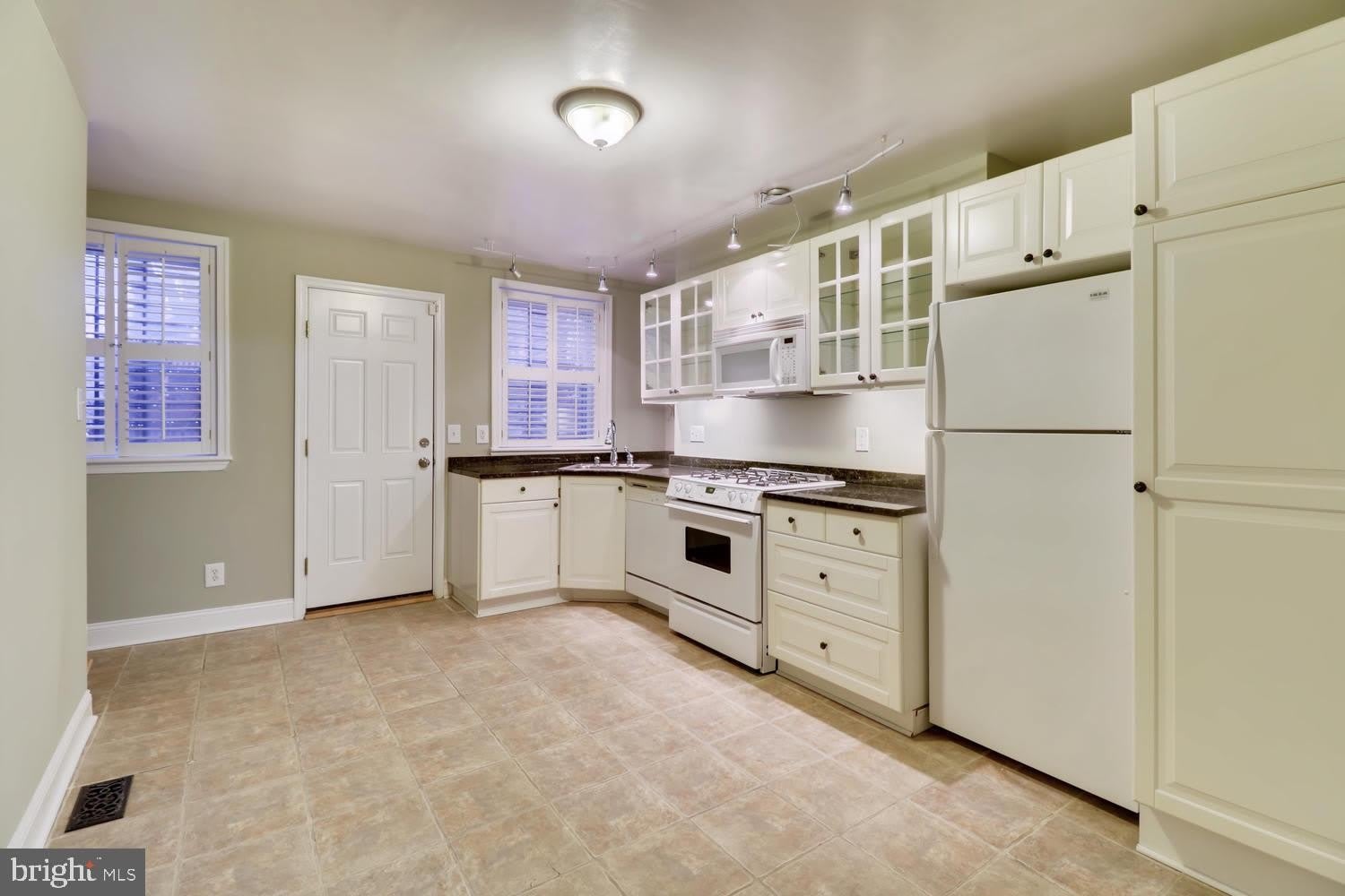 1020 W LOMBARD Street – photo 4