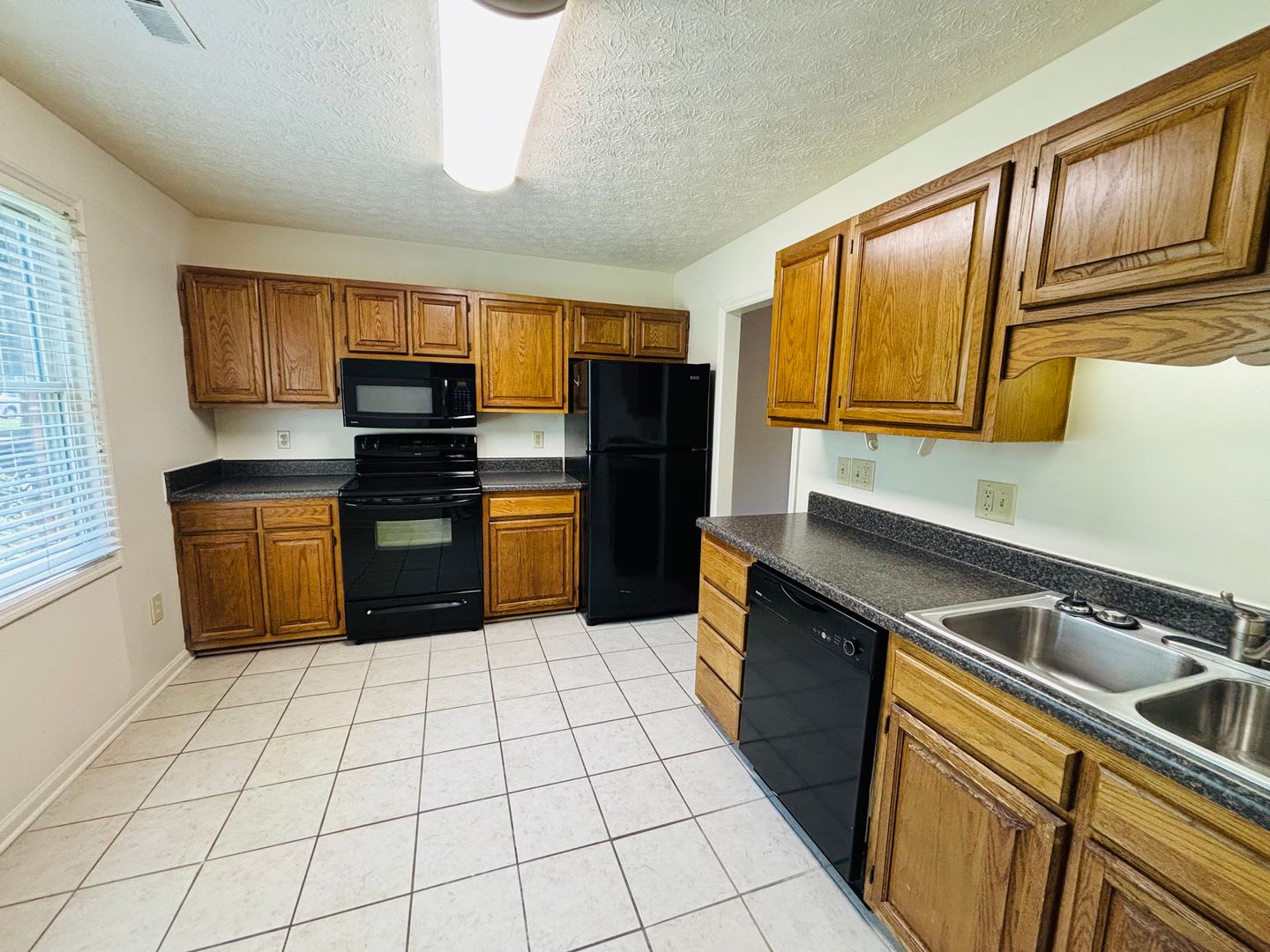 3 Bedroom 2.5 Bath Townhouse – photo 3