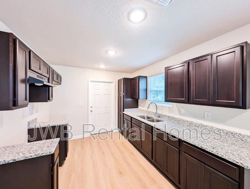 2123 Moncrief Rd – photo 2