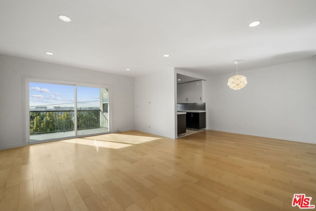 8550 Holloway Dr – photo 4