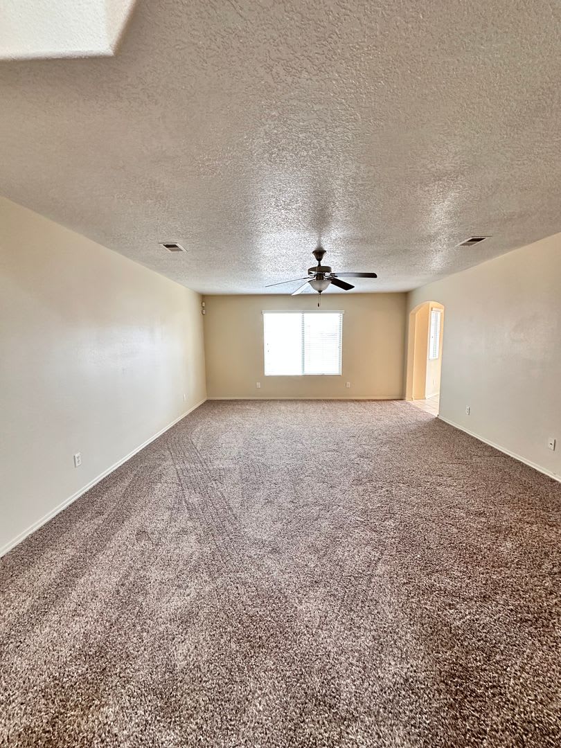 3 Bed 2 5 Bath In Huning Ranch – photo 2