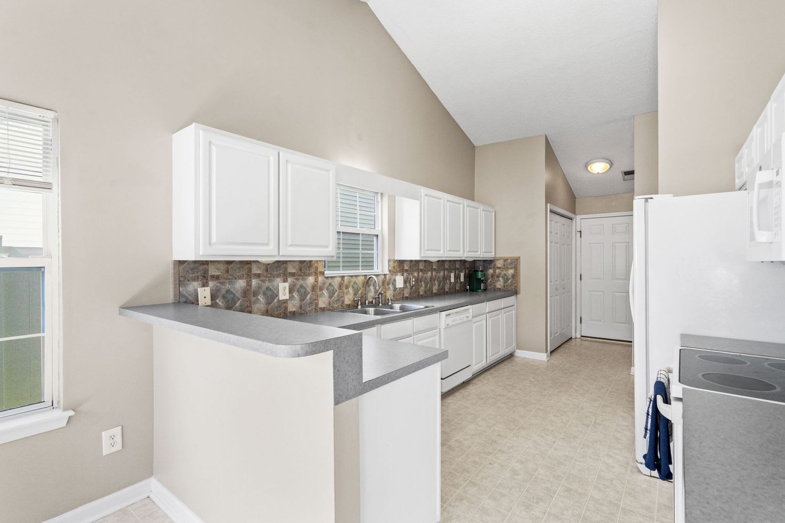 AvaIlable soon! Pet Friendly, Three-Bedroom Home In Southgate! Community Pool! – photo 3