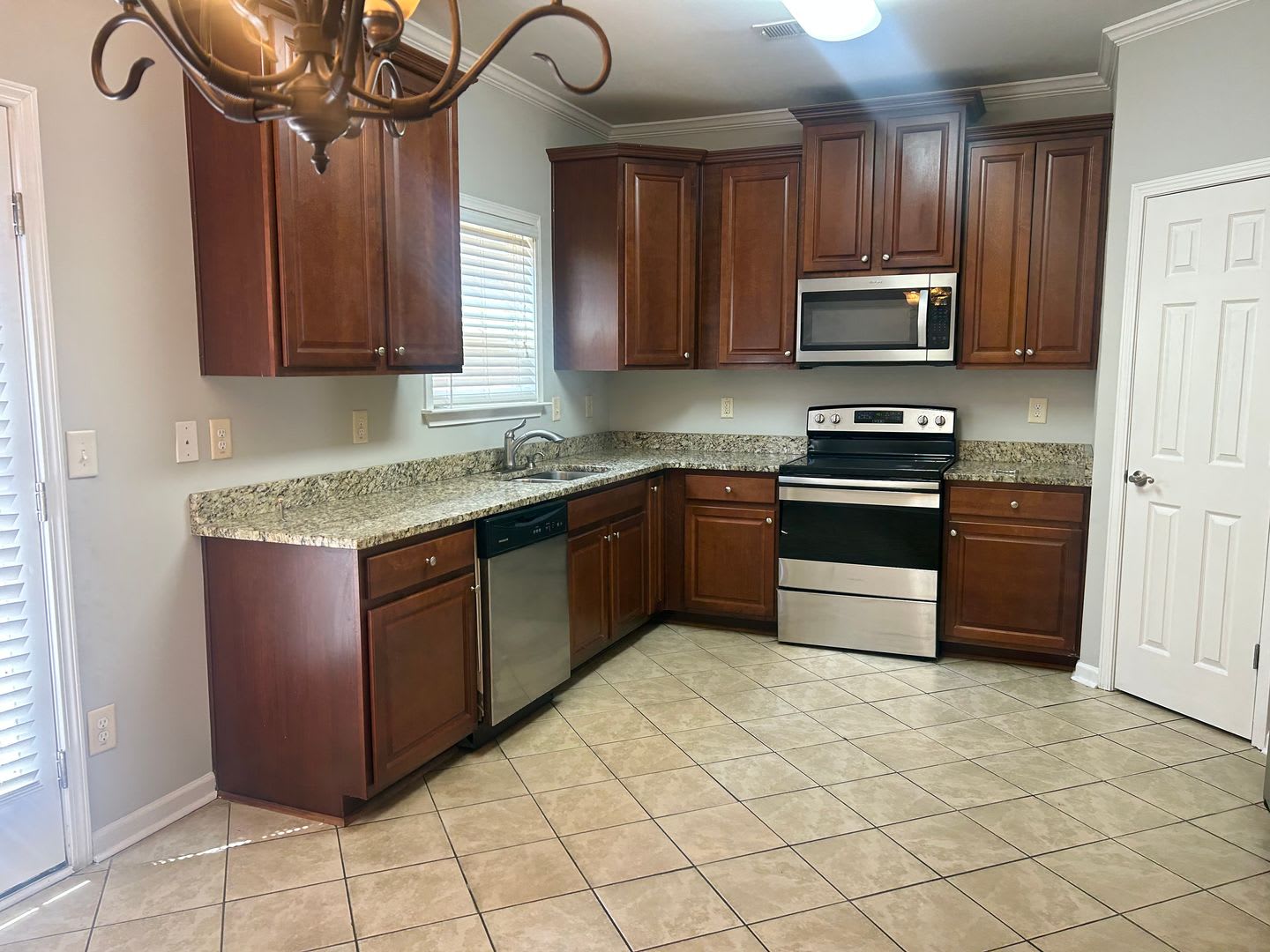 3 Bedroom Townhome off River Watch Pkwy – photo 3