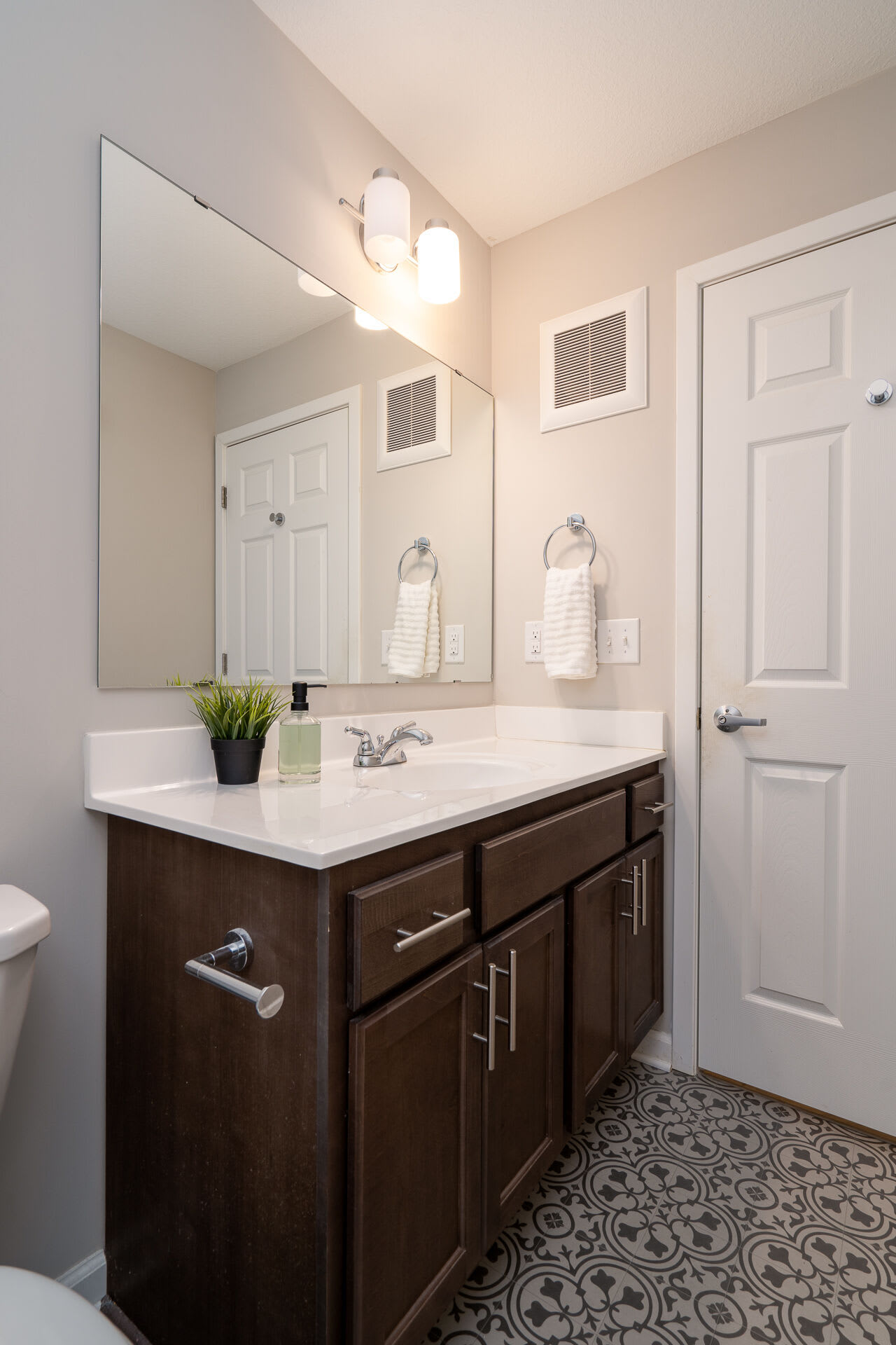 2044 Grand – photo 5