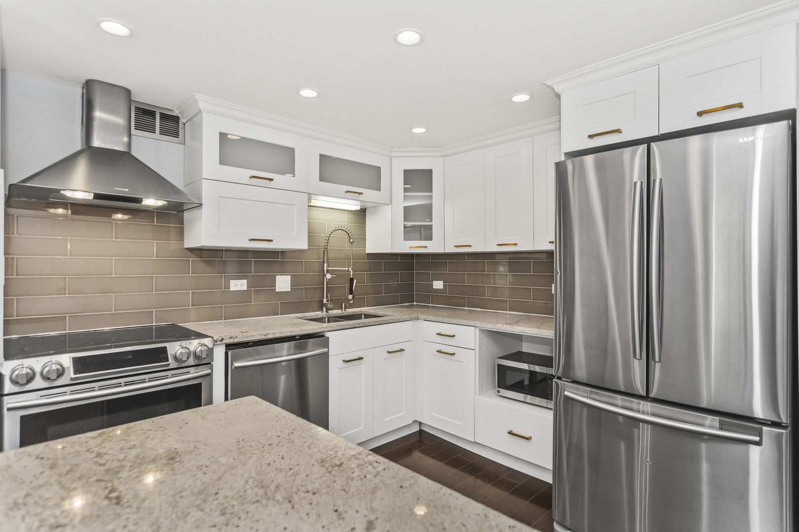 110 E Delaware Place – photo 2