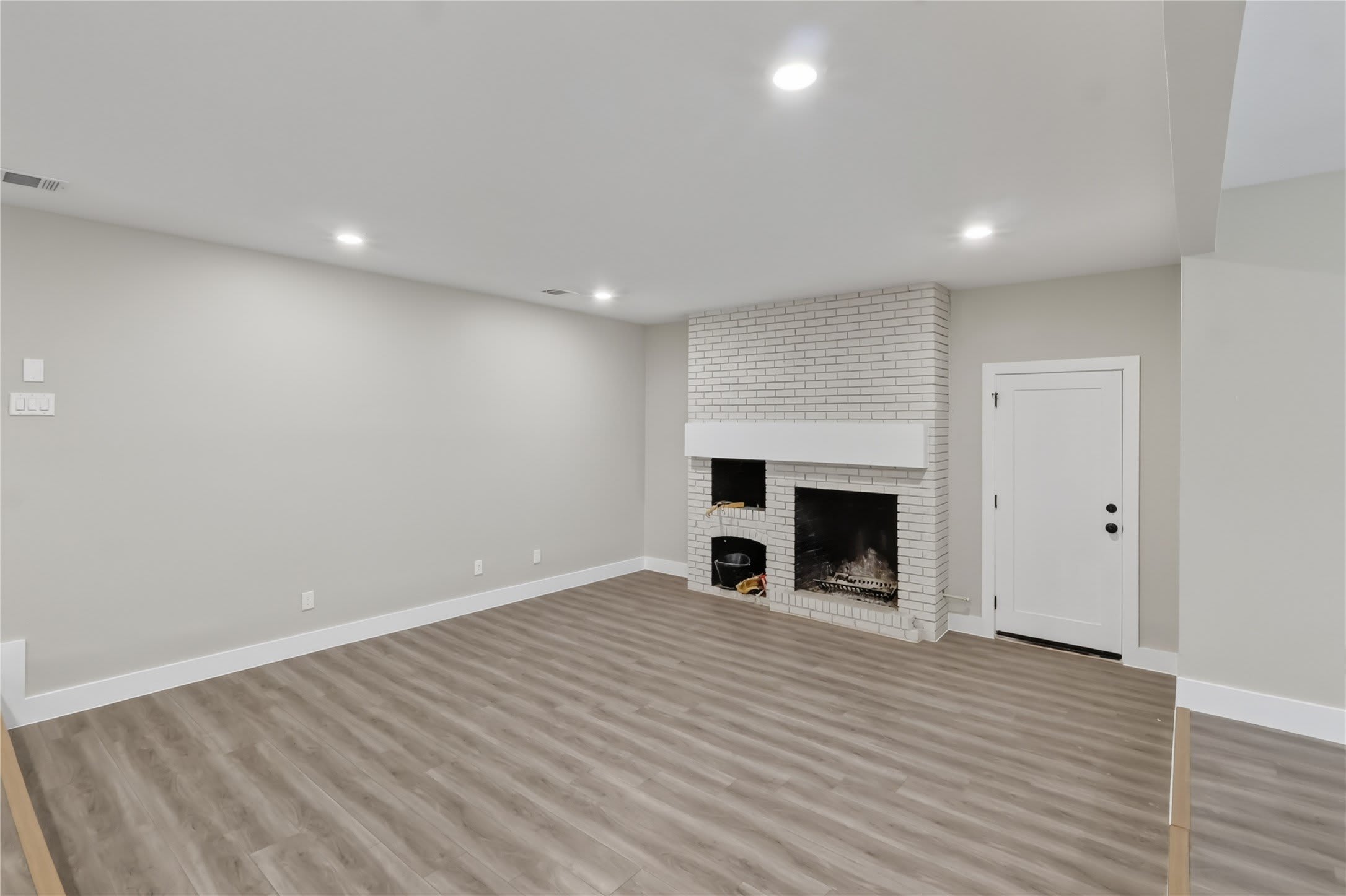 209 W 9th Street – photo 3