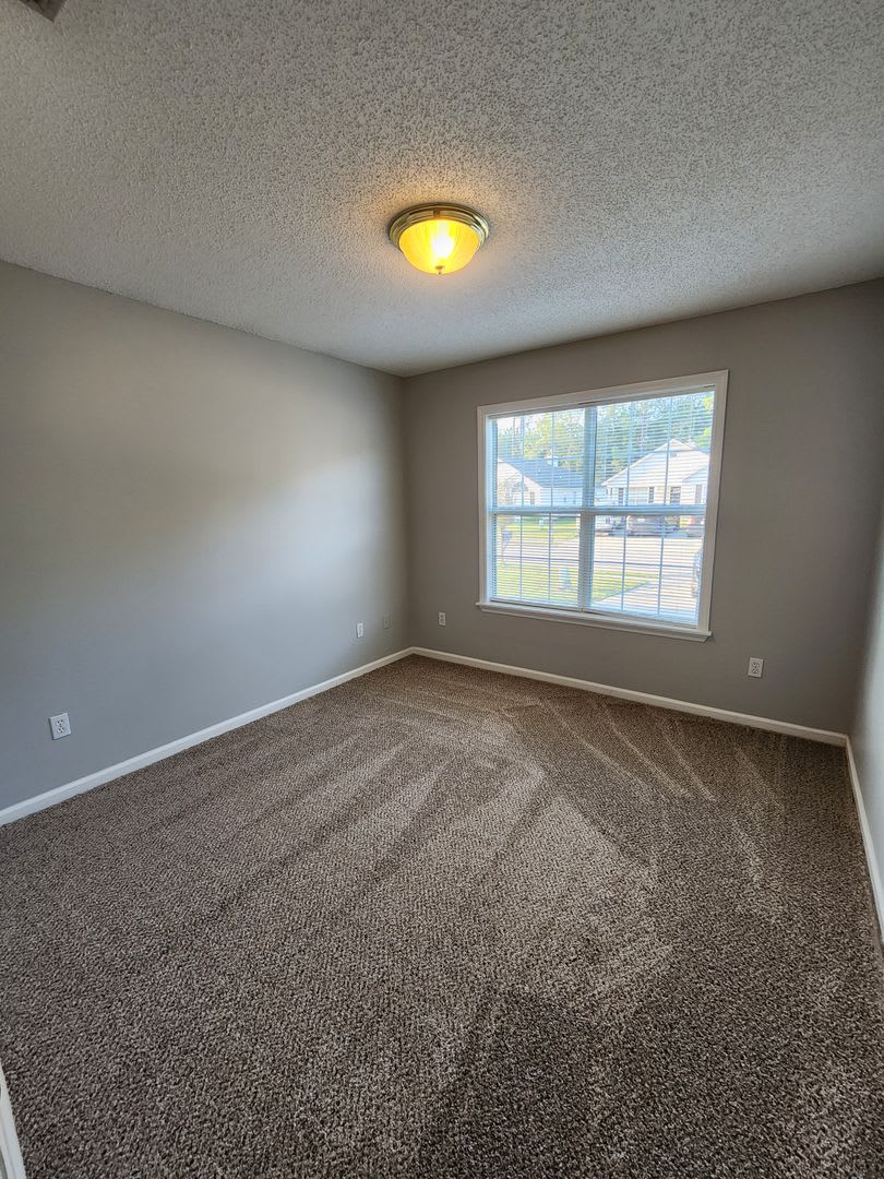 Cozy 3 Bedroom Home with Spacious Kitchen and Private Backyard – photo 5