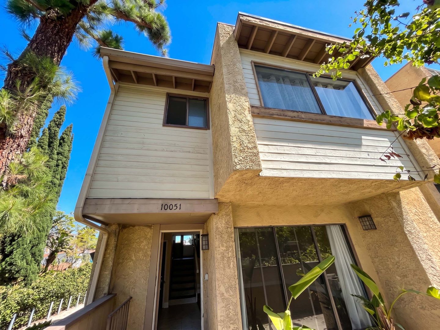 Charming End-Unit Townhome in the Heart of Chatsworth – photo 1