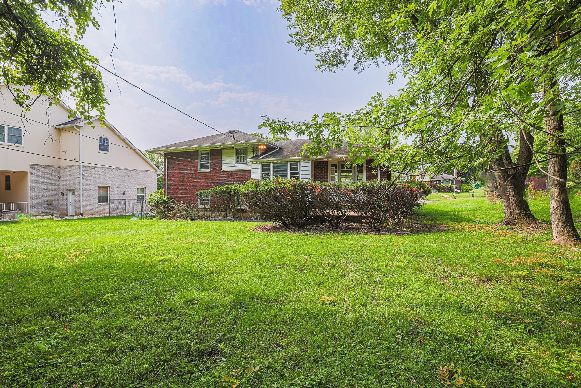 2302 FARRINGDON Road – photo 3