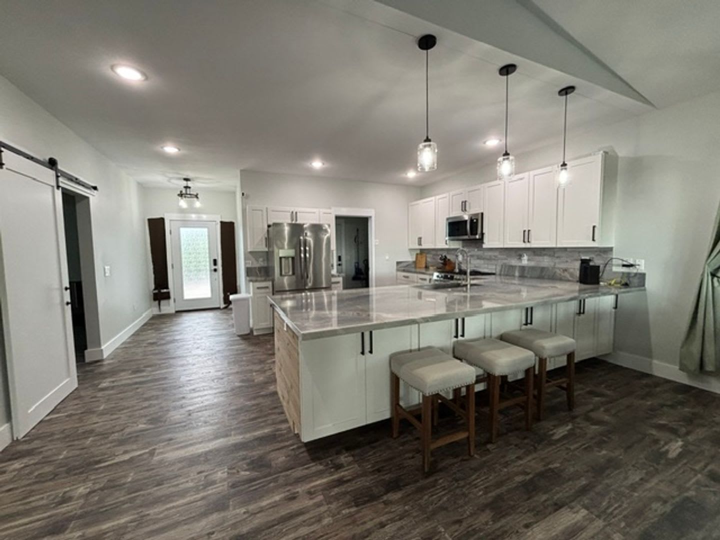 Gorgeous Pet Friendly 3 Bedroom / 2 Bath Executive Home in Discovery Harbor – photo 2