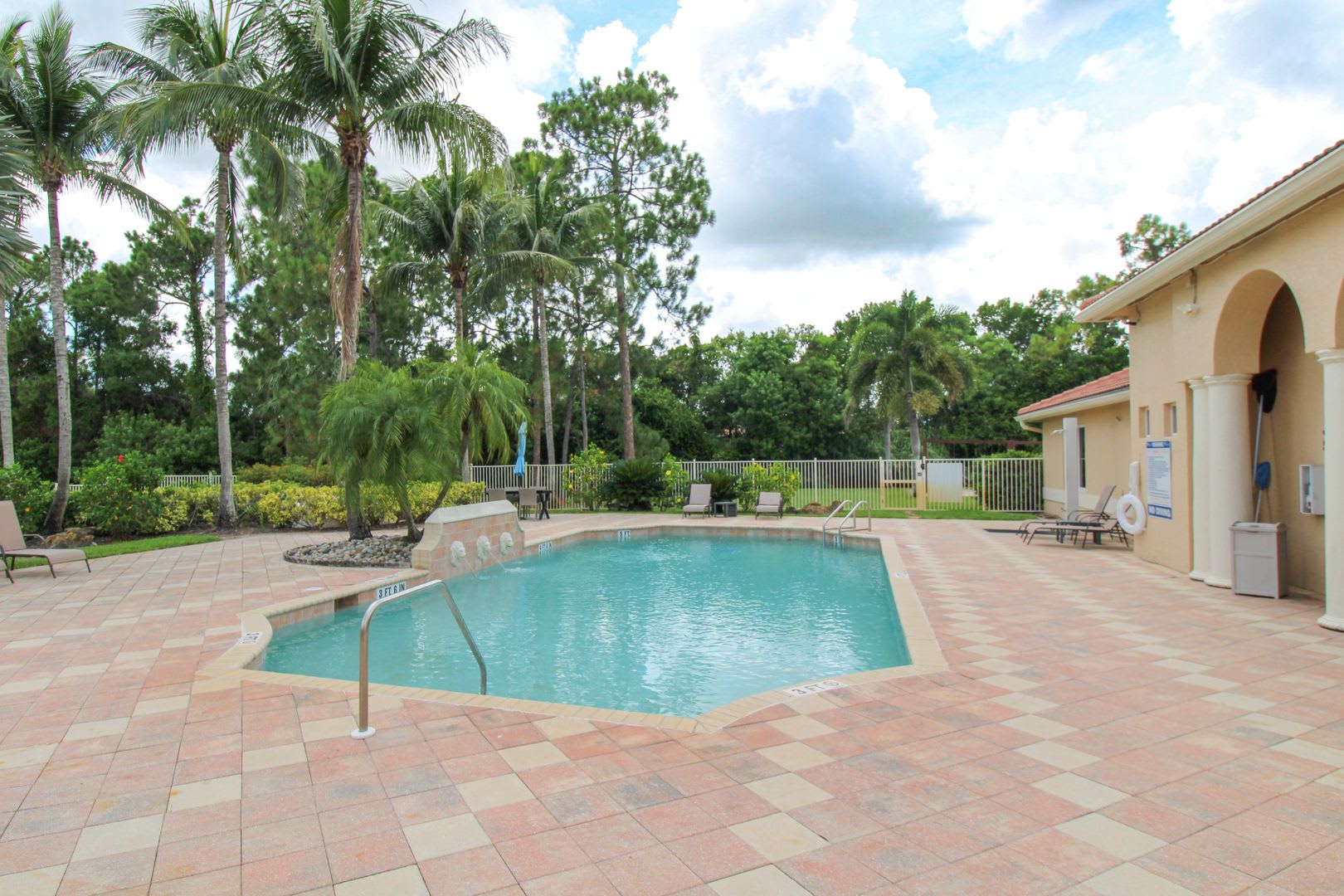 Unfurnished Annual 2025 Available In Ibis Club Starting April 1 2025 Colorful Bright Exceptionally Clean 2 2 Condo – photo 1
