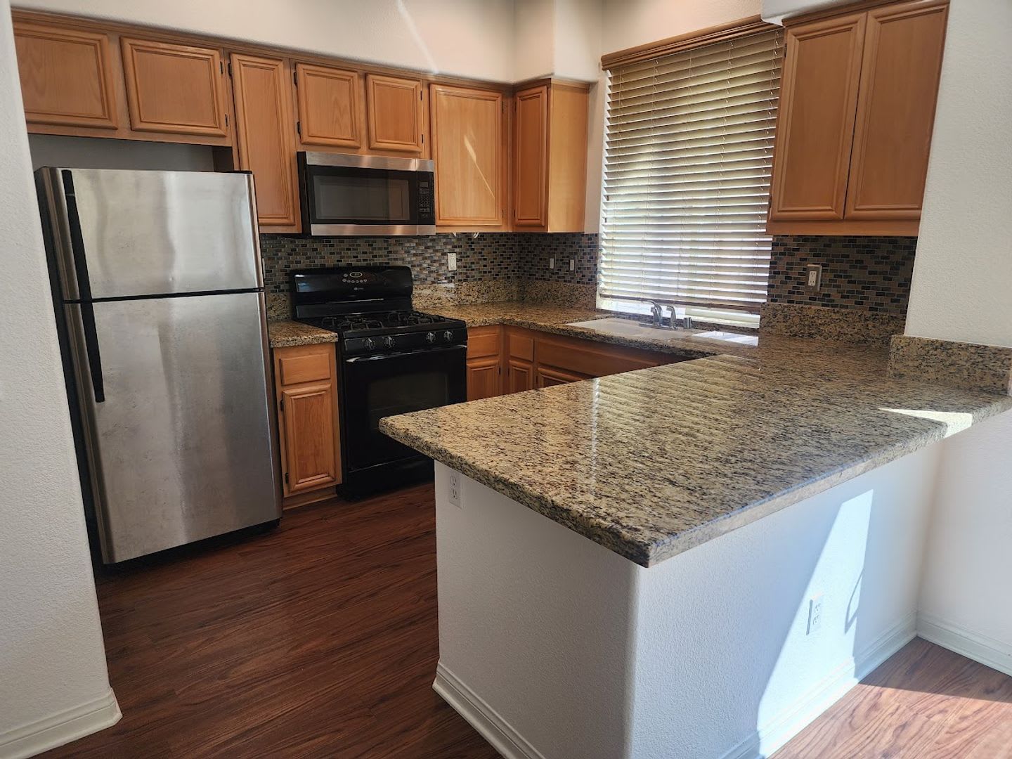 2 Bedroom Townhome w/Attached 1 Car Garage. Gated Community with Assoc Pool! – photo 5