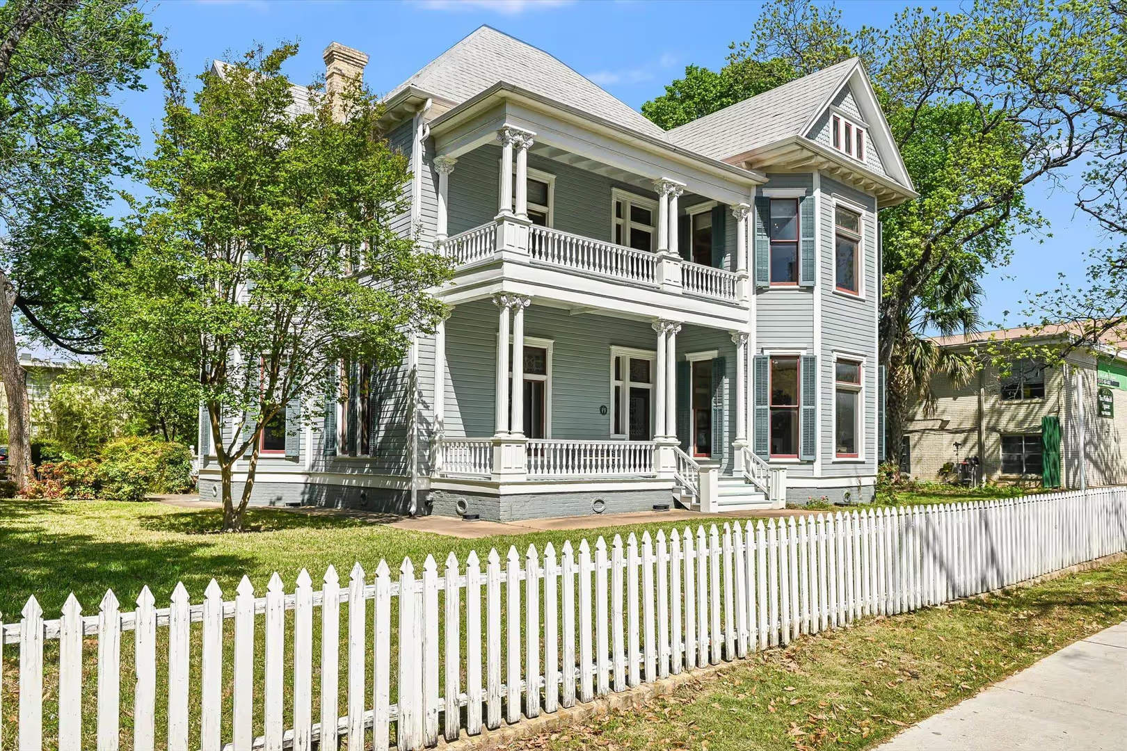 8 Bedroom Mansion in West Campus – photo 3