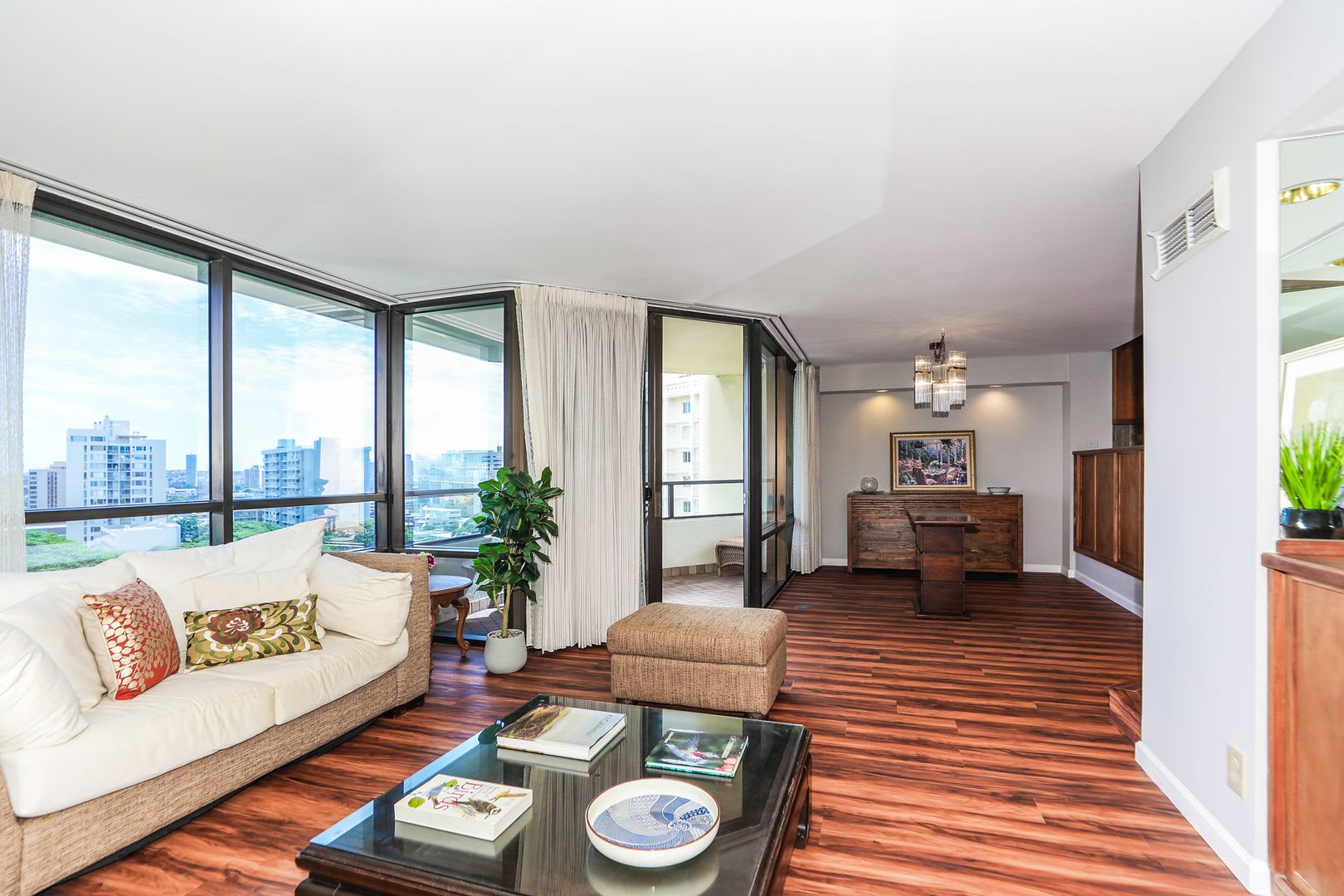 Conveniently Located Spacious 2 2 2 Unit In Luxury Building – photo 1