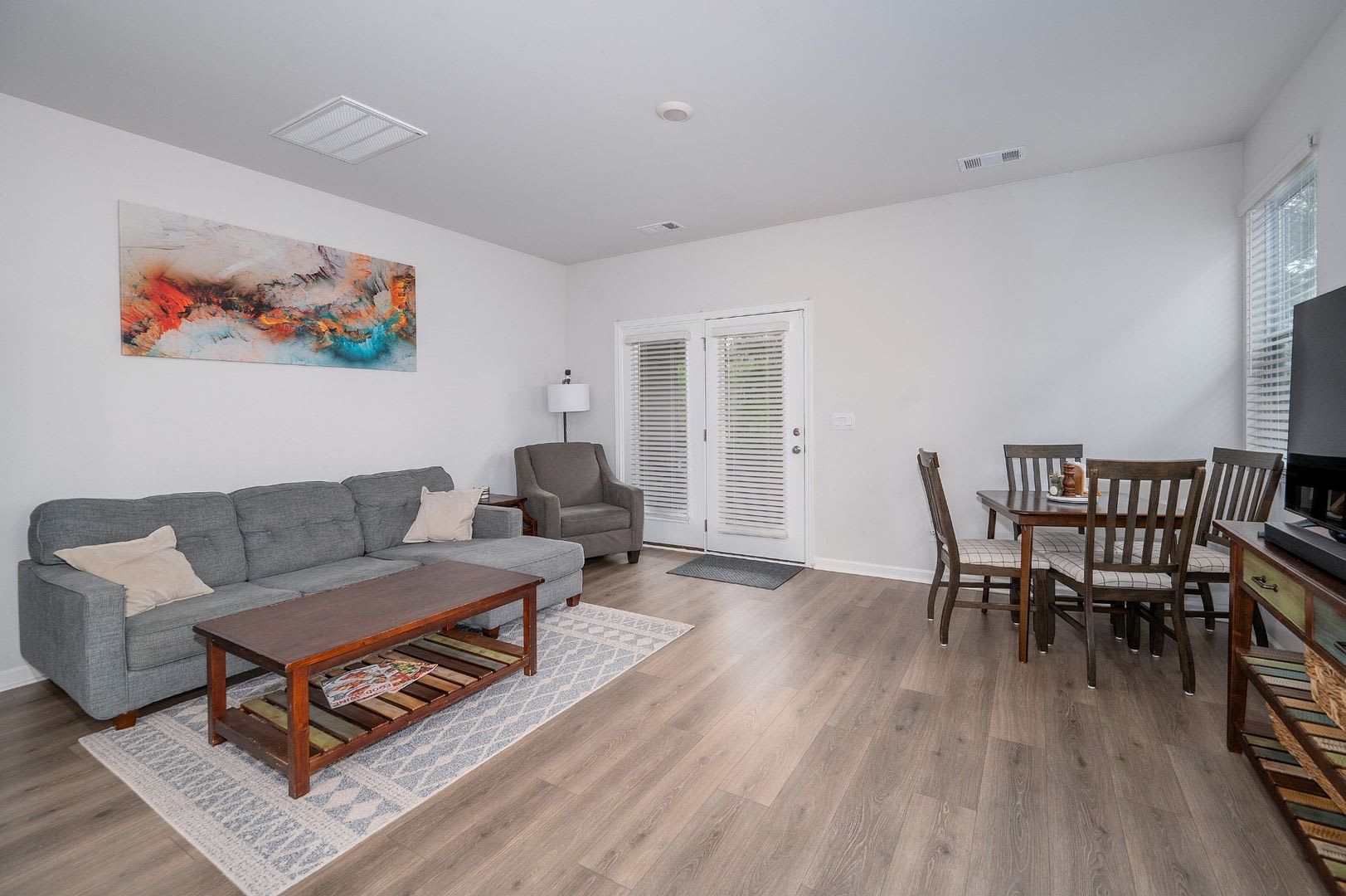 Bright 3-Bed End-Unit Townhome in Cedar Station with Modern Finishes & Private Outdoor Spaces – photo 5