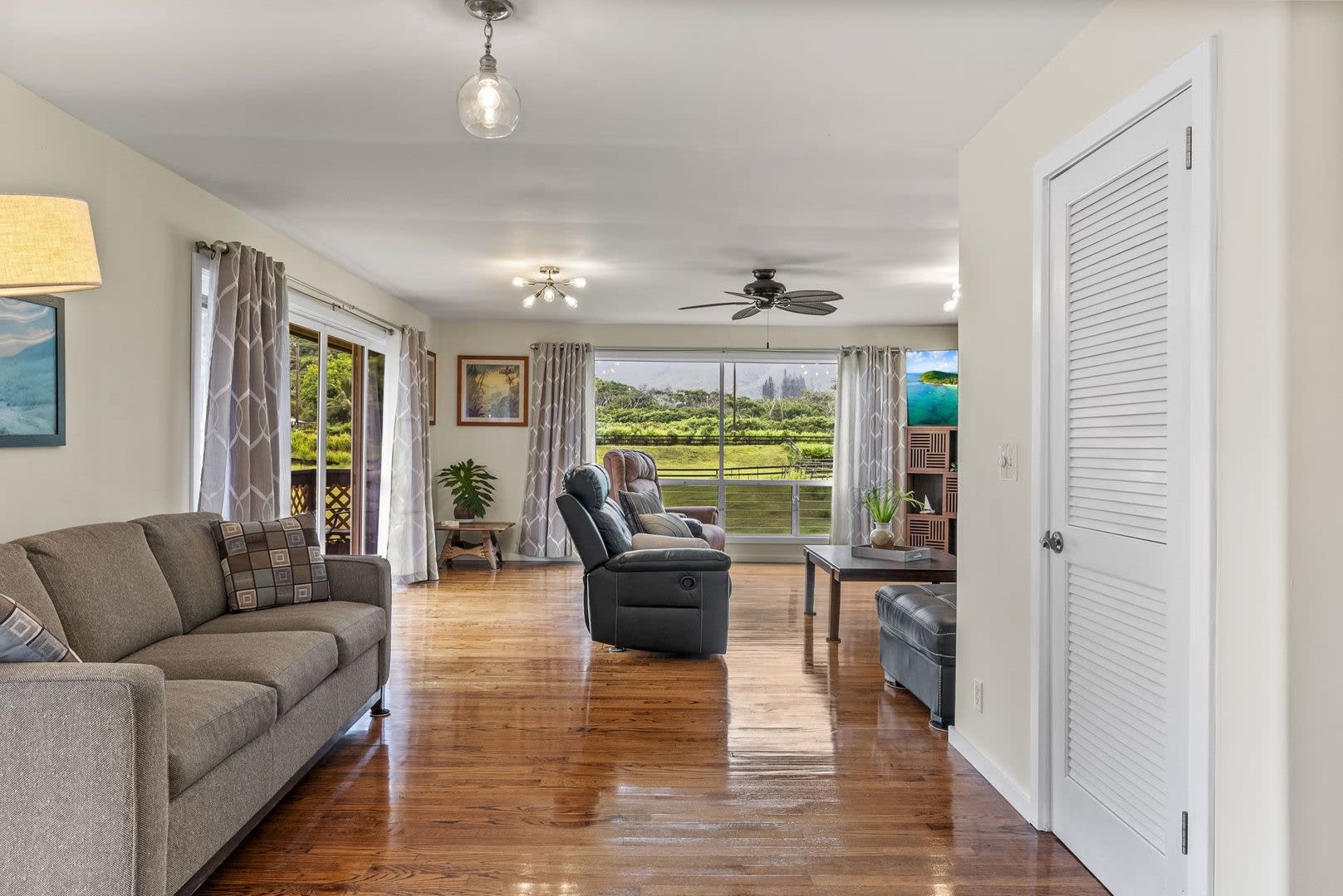 Perfect Location on 5 Acres, Walk to Beach, Open Concept w/ Breeze & Views – photo 4