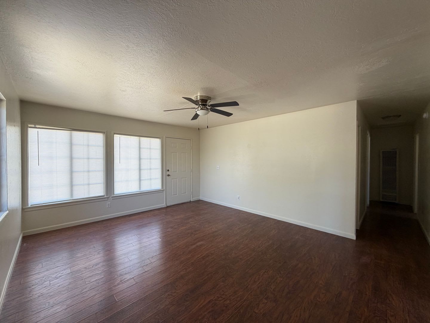 3 Bedroom 1 Bathroom House with Huge Fenced Yard Near Schools, Park & Community Pool – photo 5