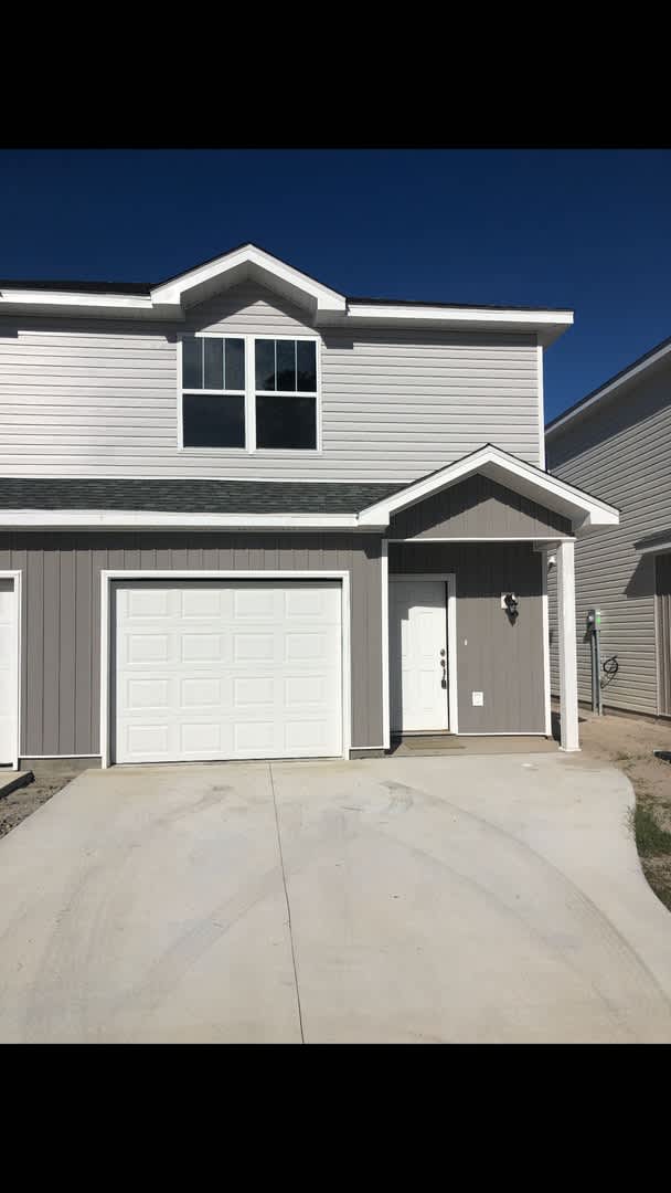 Gorgeous 3 Bedroom 2.5 Bath Townhome – photo 1