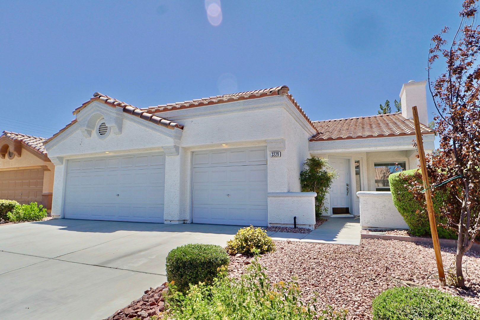 Charming Single Story Home With 3 Car Garage Great Location 500 Off First Full Month S Rent If Leased By 9 15 – photo 2