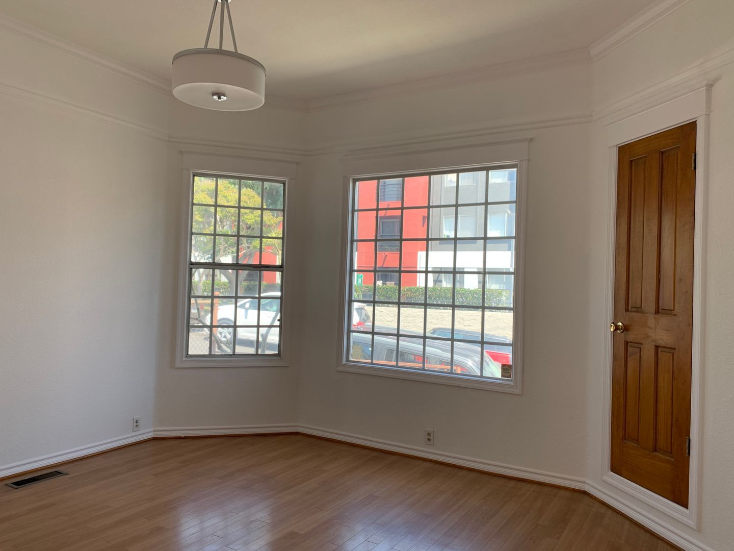 Charming Vintage Two Bedroom Bungalow With Dining Room Office – photo 5
