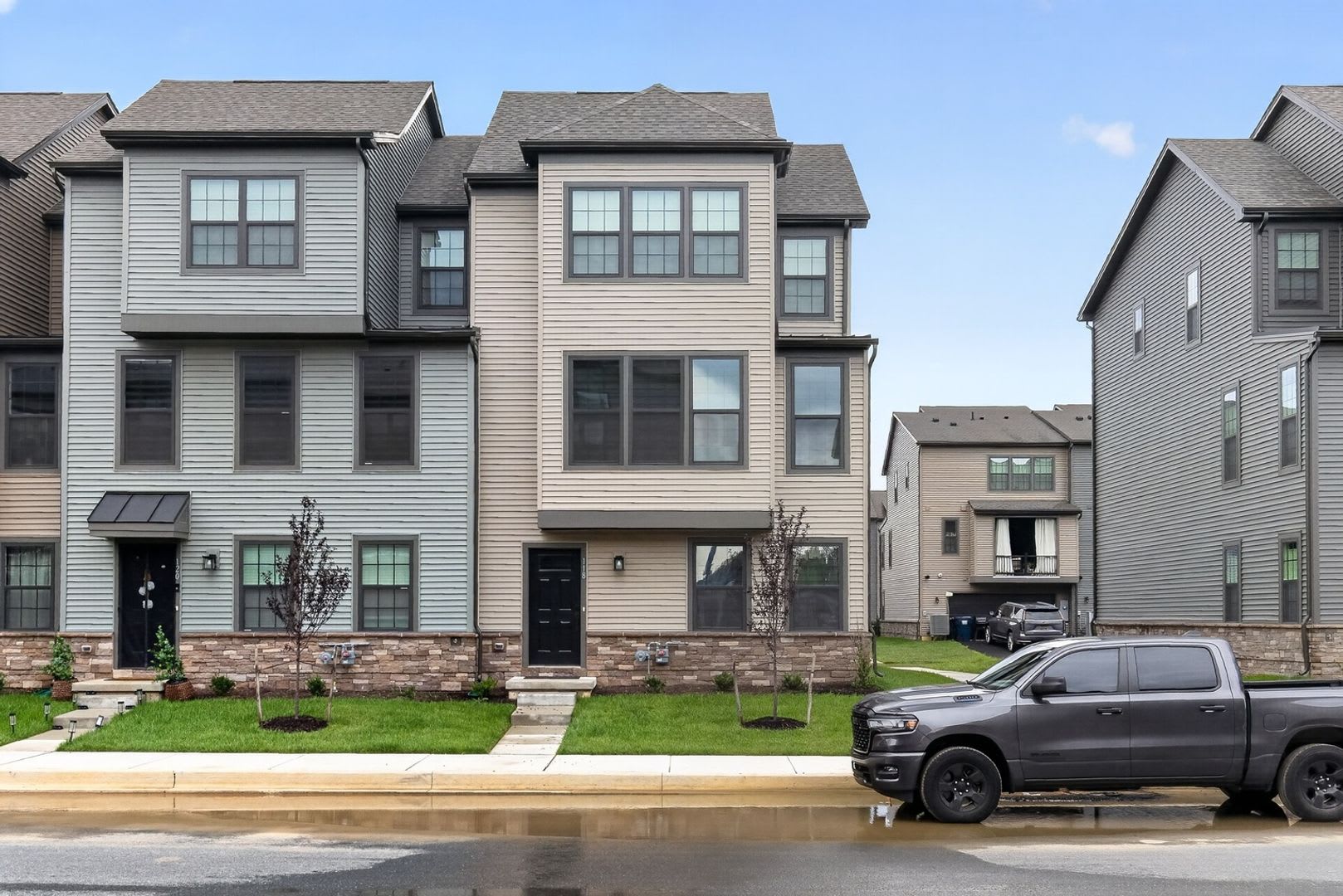 Spacious 4BR end unit Townhome in Middletown – photo 2