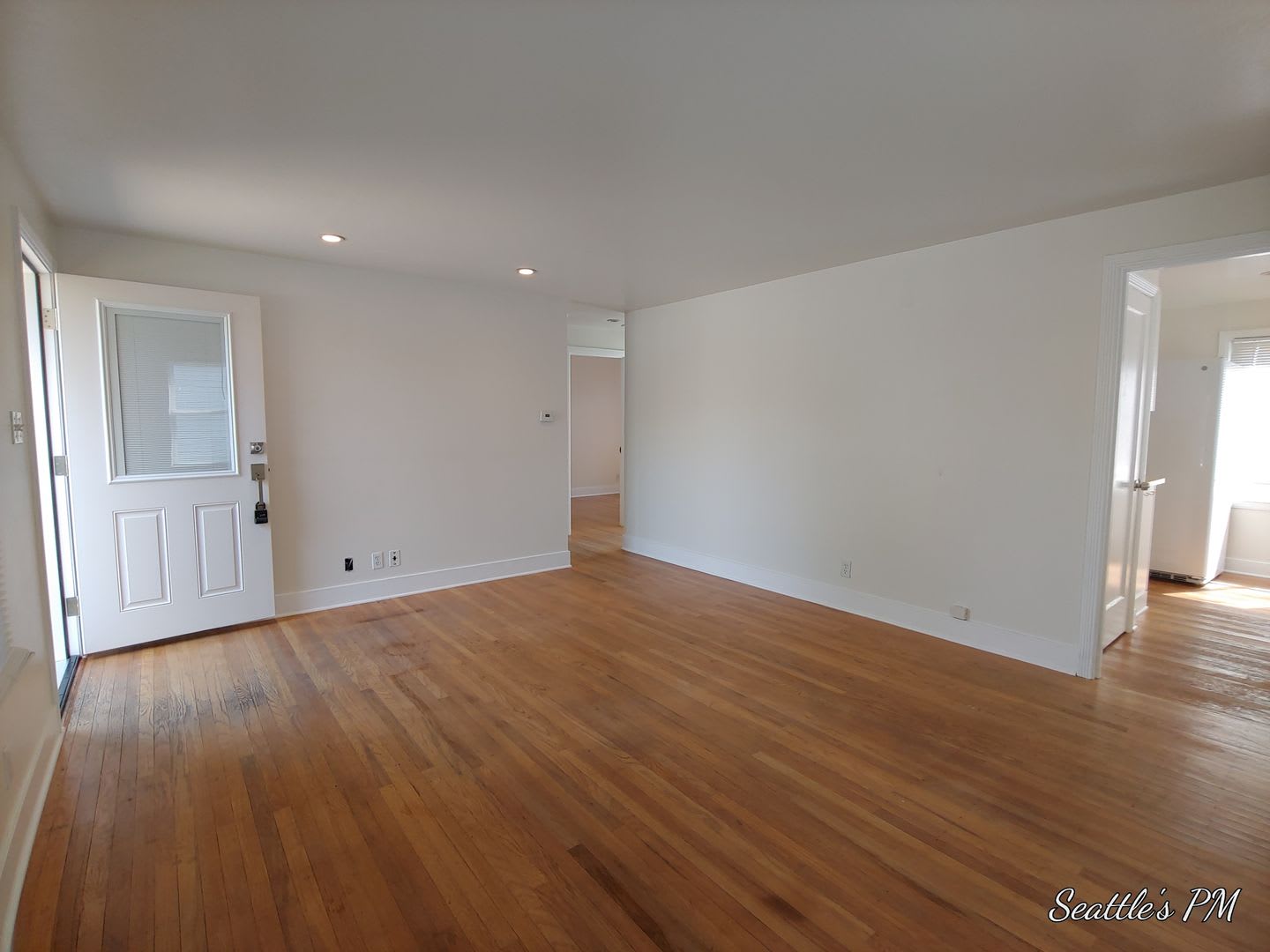 Charming 2 Bedroom Home In West Seattle Off Street Parking Large Outdoor Space – photo 2