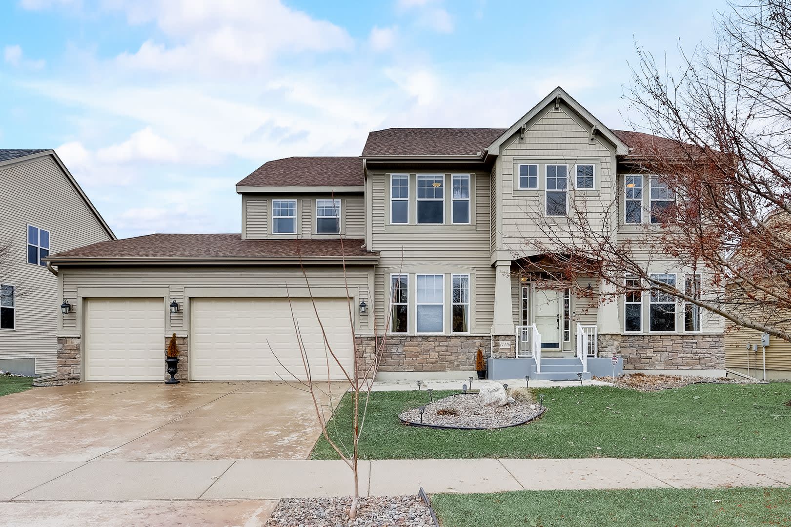 Grand 5 Bed 4 5 Bath Maple Grove Home W 3 Car Garage Fully Furnished – photo 1