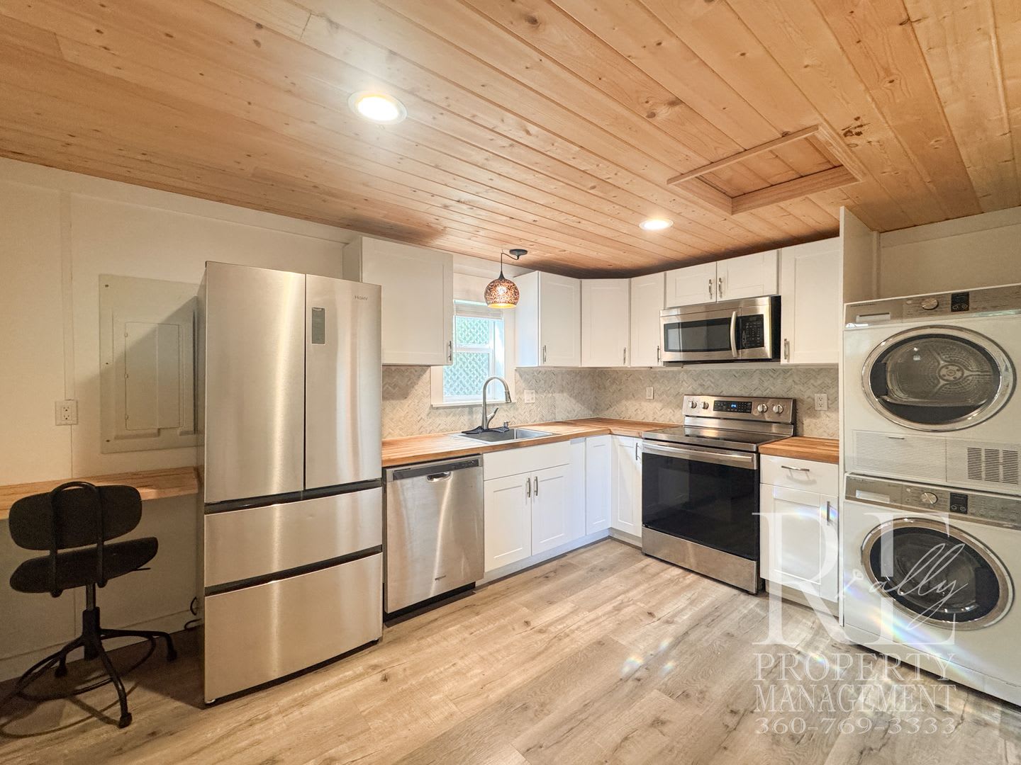 Modern Studio with Full-Size Kitchen Appliances, Covered Porch & Smart Storage – photo 4